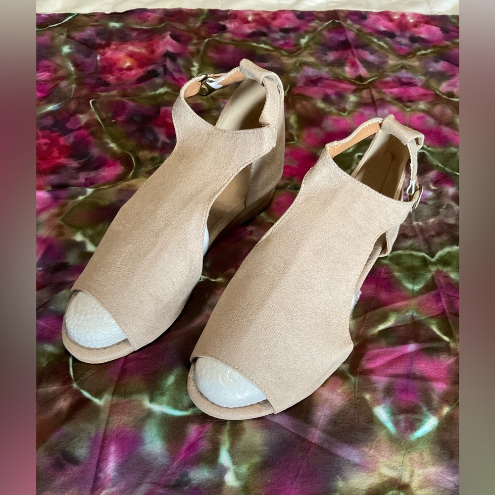 NEW Tan strap flats